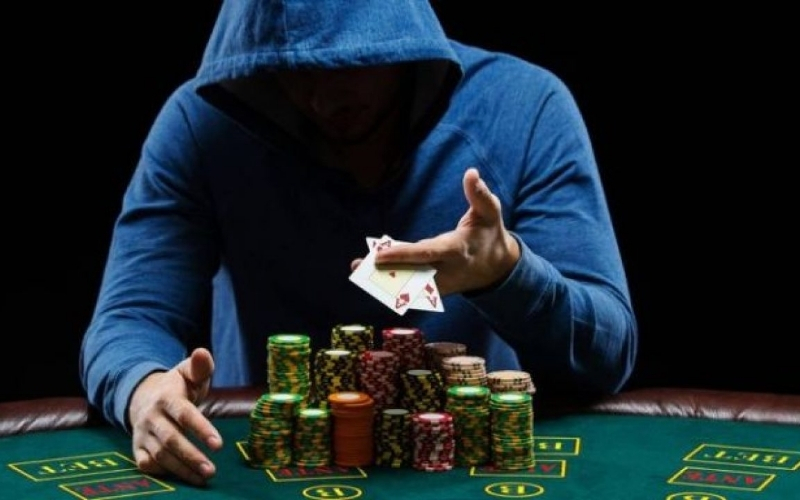Thuật ngữ Fold trong Poker là gì? Khi nào nên bỏ bài để bảo toàn vốn.