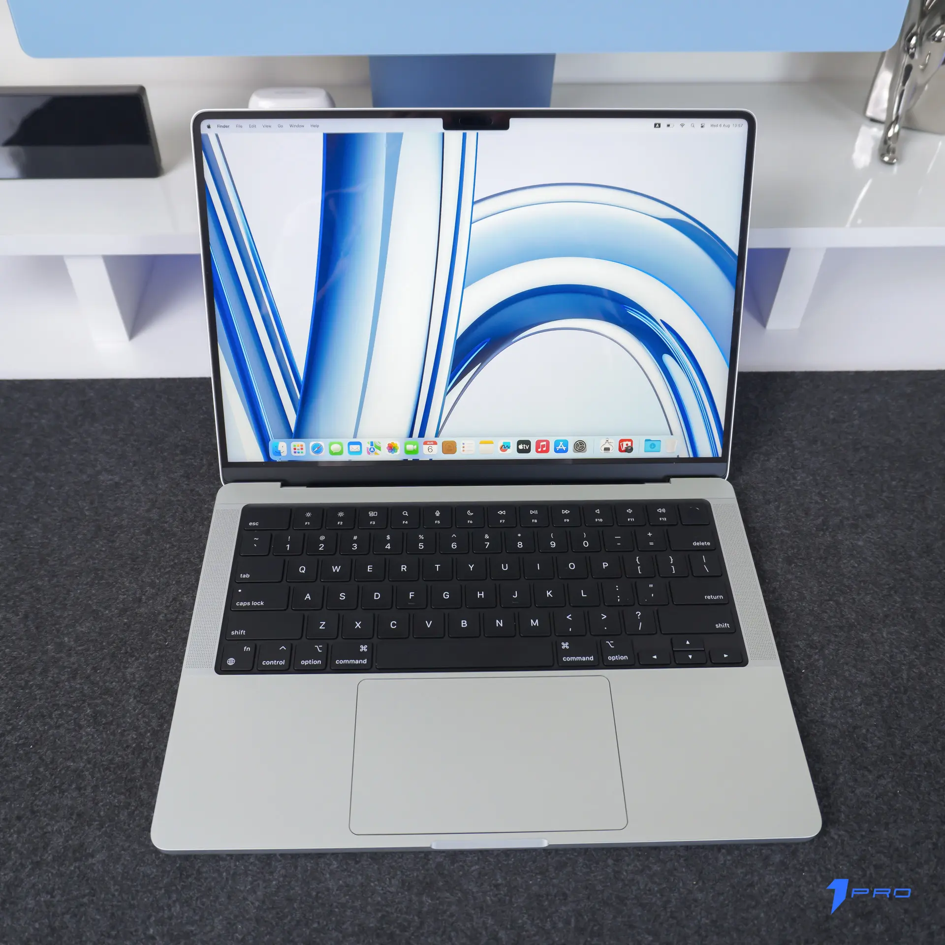 Macbook pro m4 hiển thị màn hình sáng rõ khi làm việc ngoài văn phòng