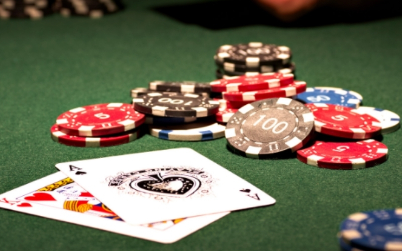 Xì Tố (Stud Poker) Khác Gì Texas Hold'em là gì?