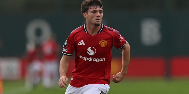 Overy ăn mừng cùng đồng đội