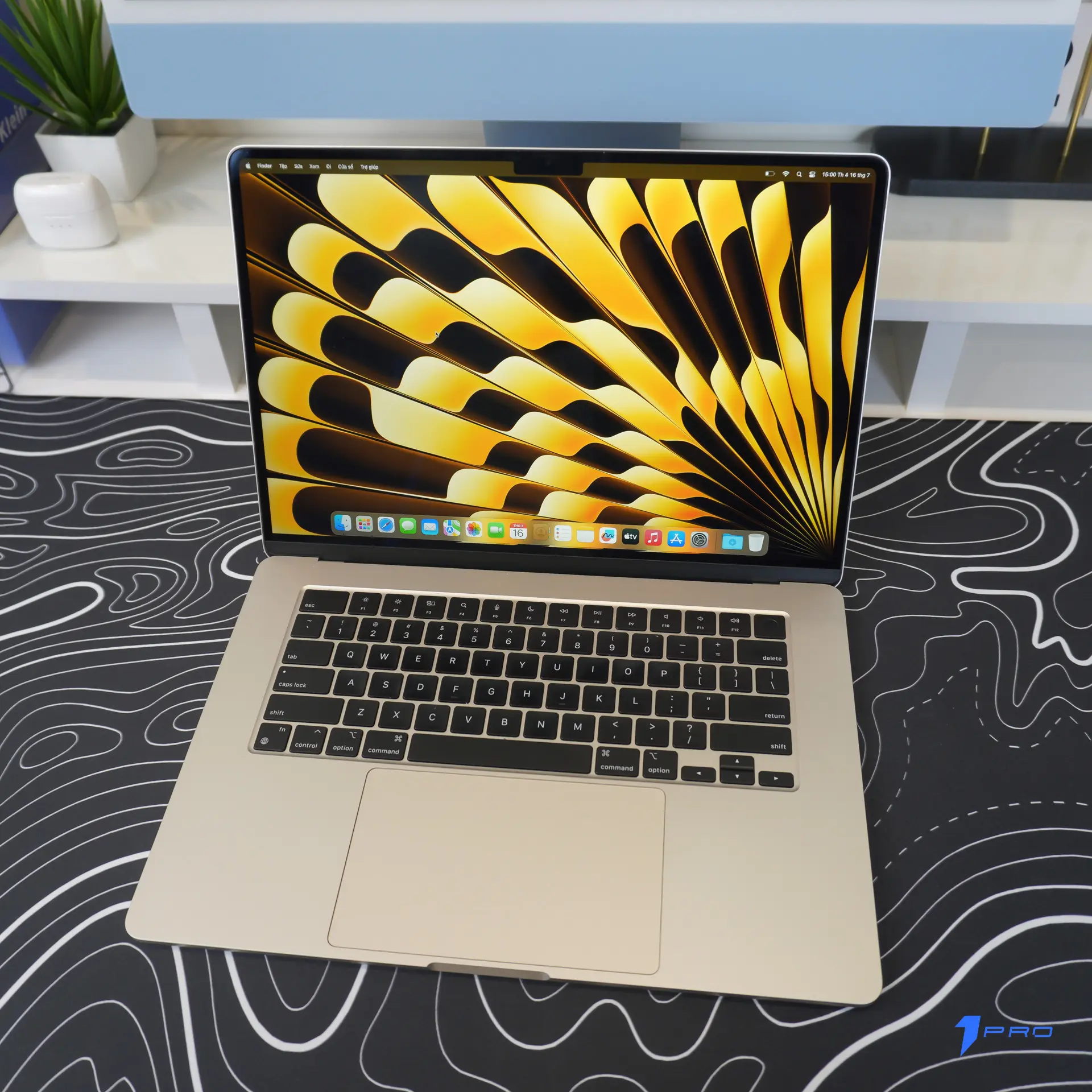 Macbook Air M2 màu midnight với thiết kế vuông vức hiện đại