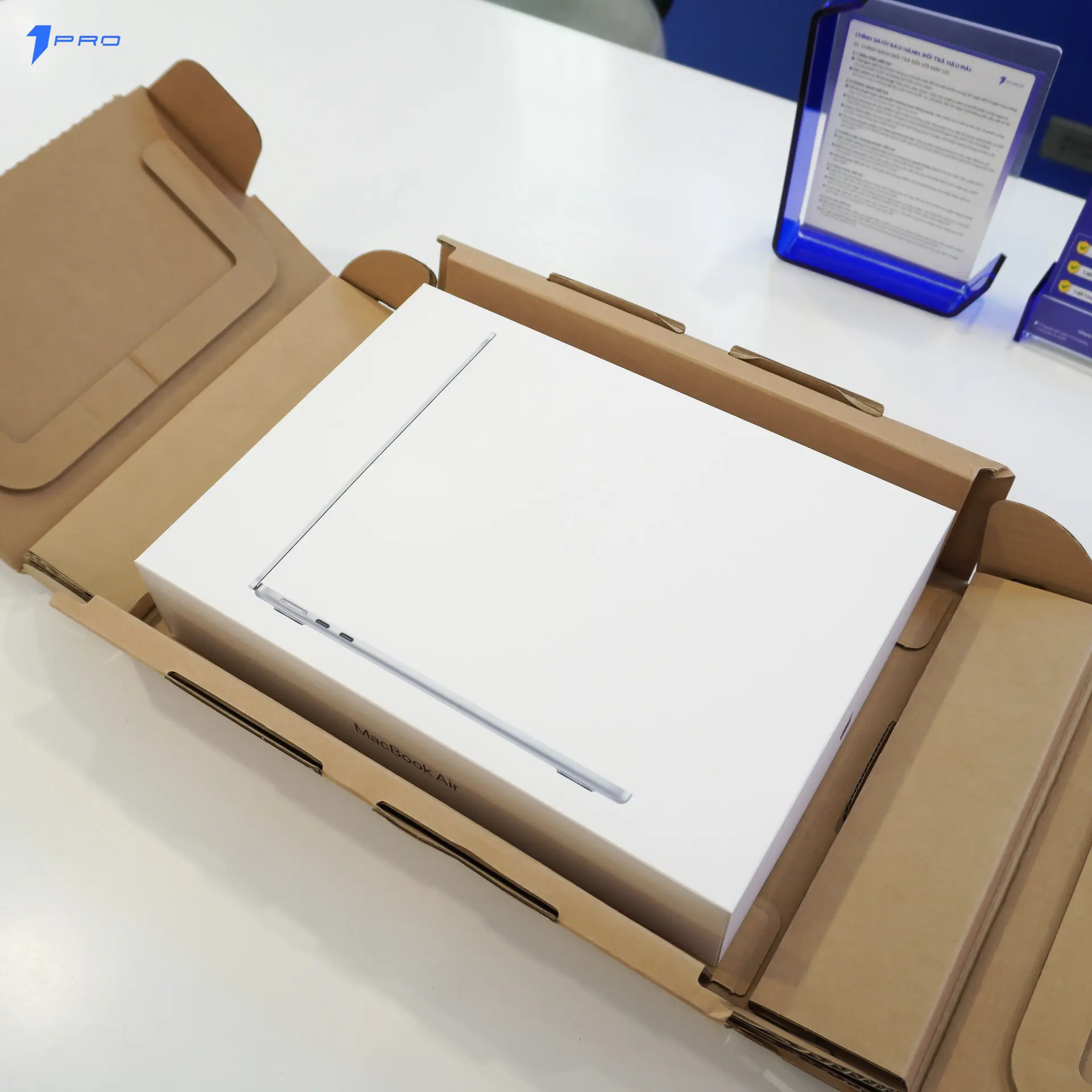 Macbook Air M4 màu Midnight thiết kế mỏng nhẹ đặt trên bàn làm việc