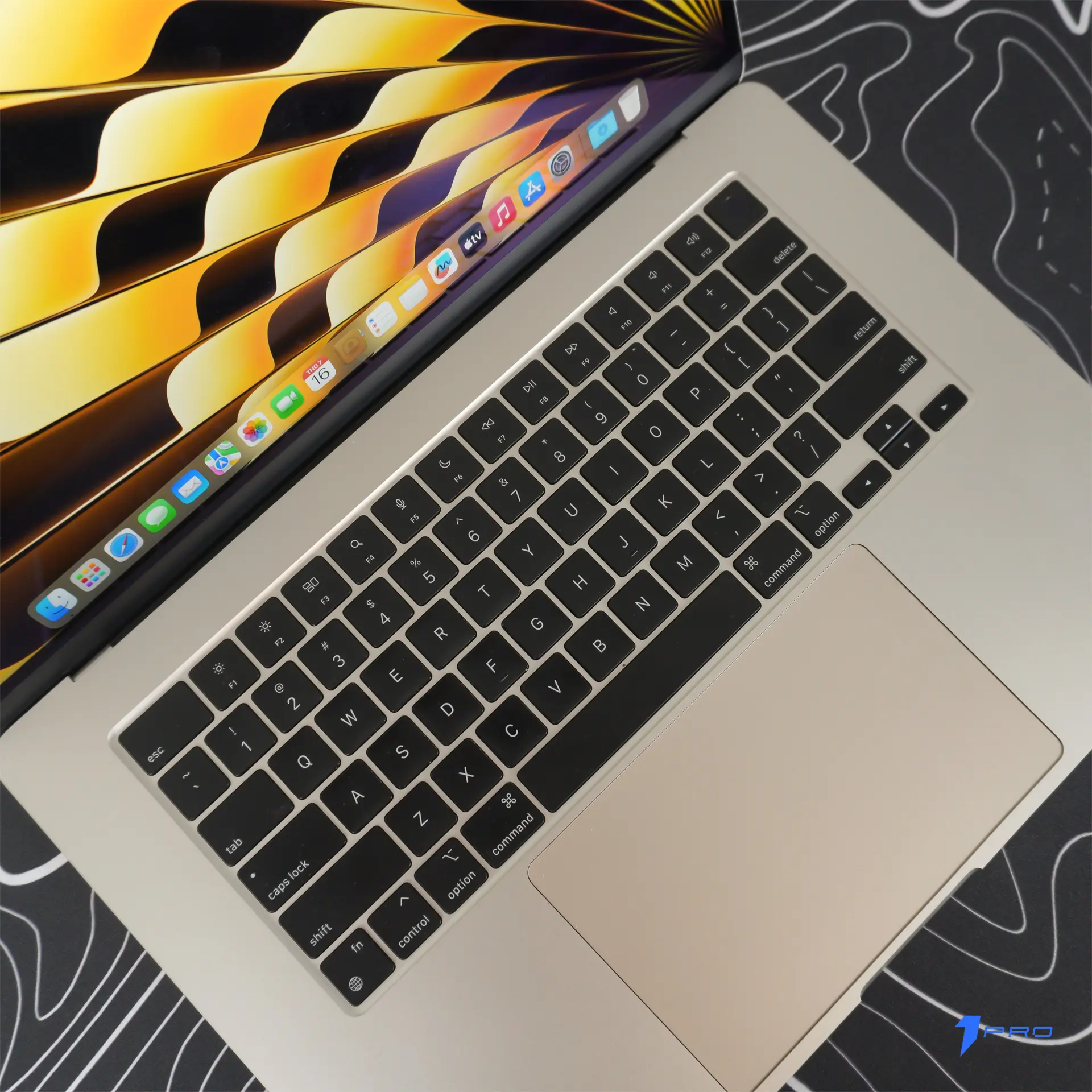 Người dùng đang dựng phim 4K mượt mà trên Macbook Air M2