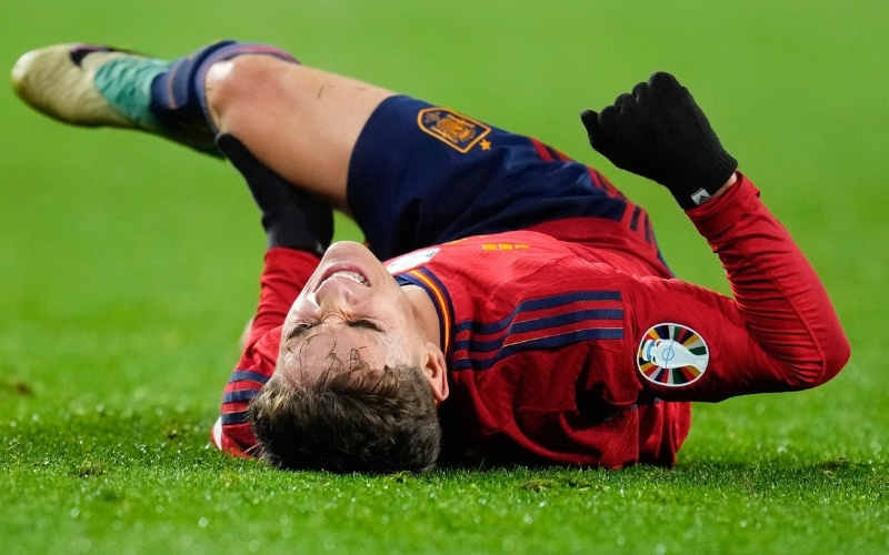 Dấu hiệu nhận biết đứt dây chằng ACL ngay trên sân