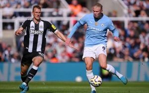 Cách phân tích khoảng trống giữa các tuyến để tìm sơ hở trong hàng phòng ngự đối phương.