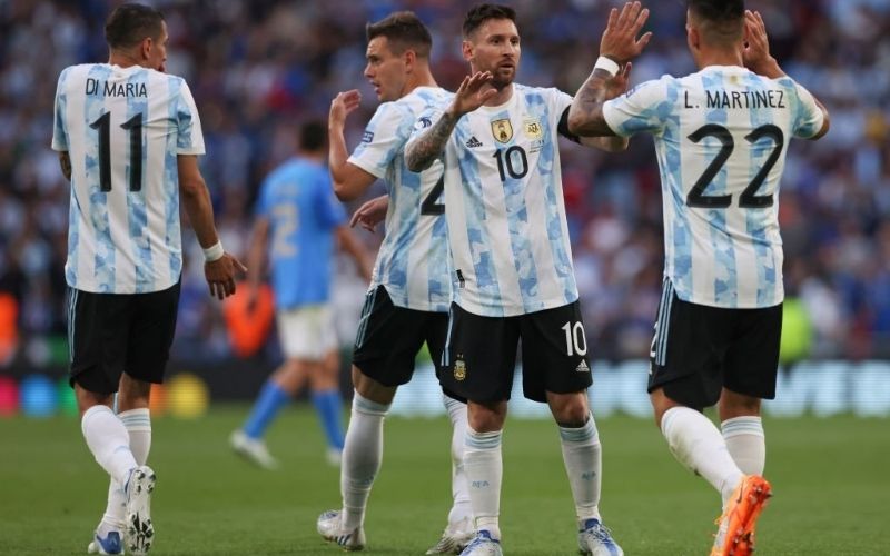 Cú húc đầu chấn động thế giới