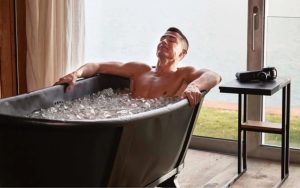 Tác dụng hồi phục cơ bắp thần tốc khi ngâm mình trong nước đá.