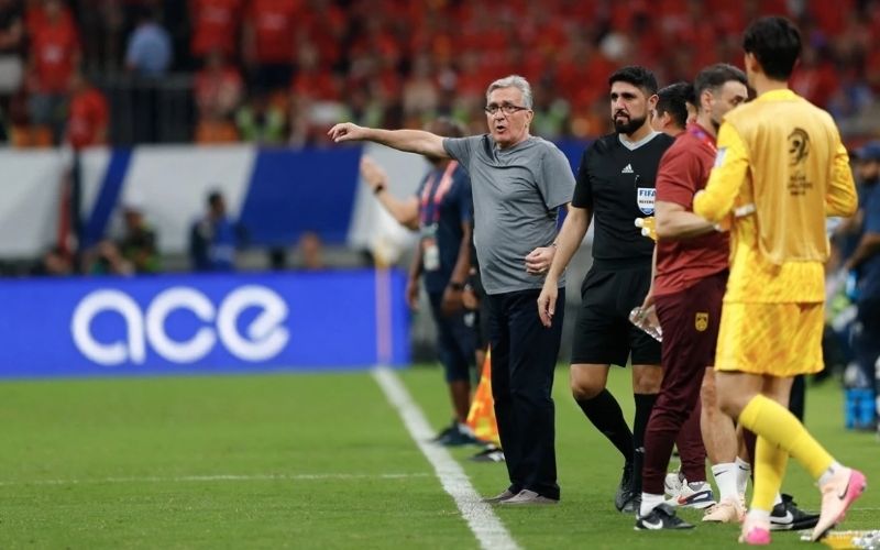 Cách các huấn luyện viên điều chỉnh khi mất người vì thẻ đỏ World Cup 2026