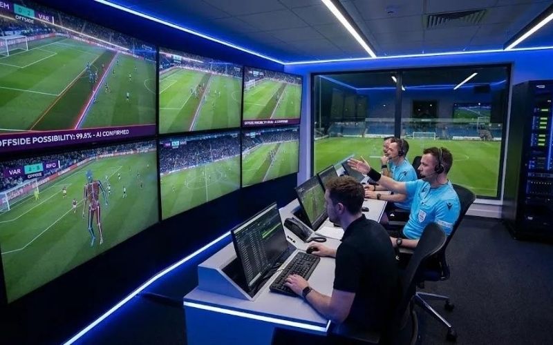Màn hình lớn hiển thị thông báo VAR giúp khán giả dễ nắm bắt tại kỳ World Cup 2026
