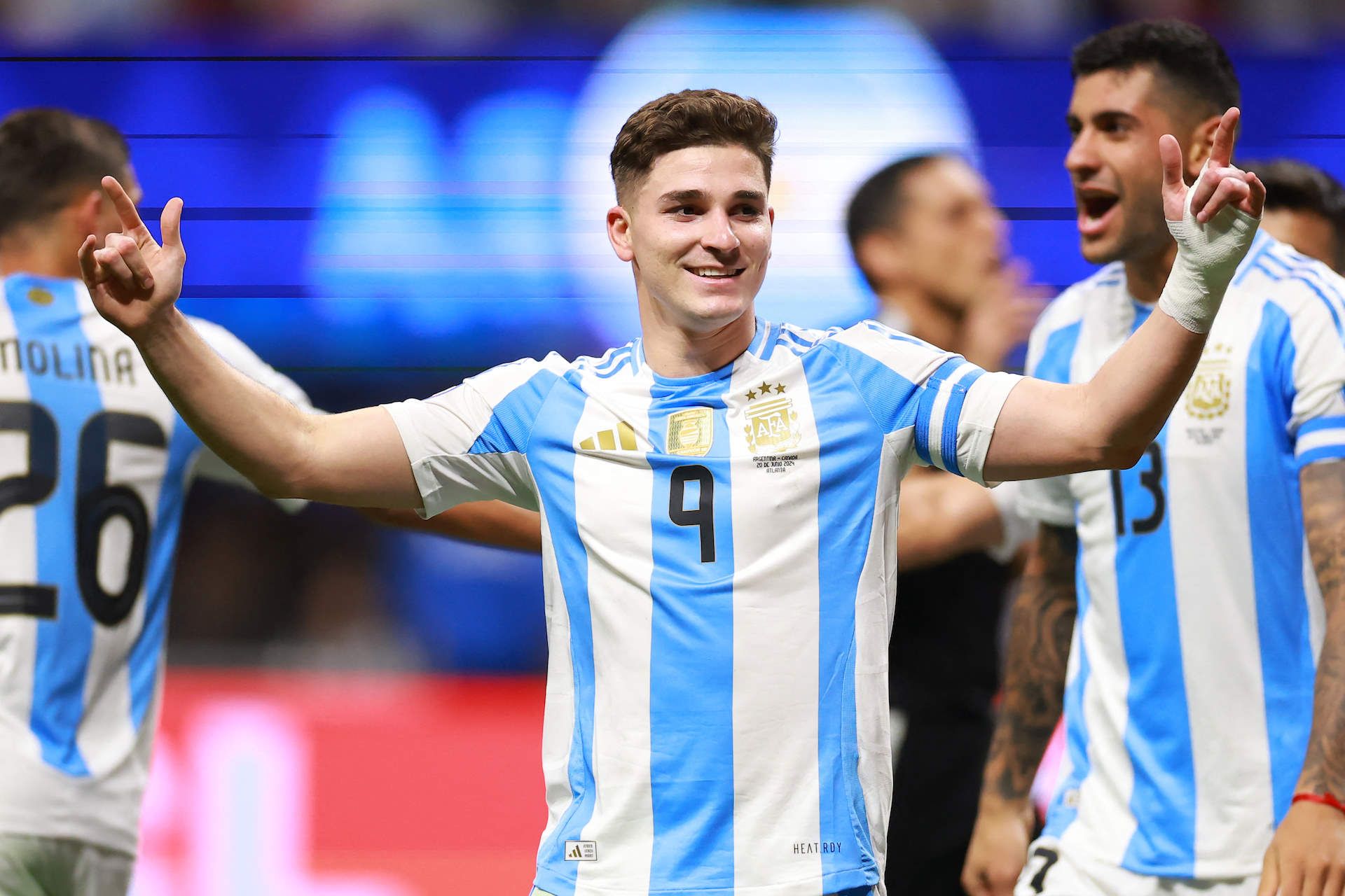 Julián Álvarez dứt điểm trong vòng cấm cho Argentina