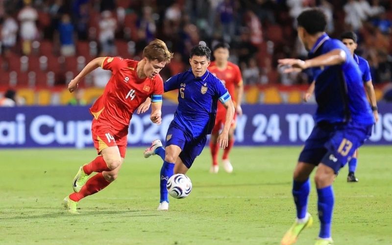 Cơ chế vận hành chiến thuật phòng ngự khu vực và pressing tầm thấp