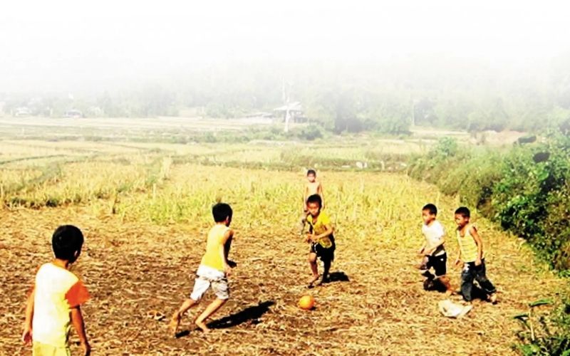 Ký ức tuổi thơ gắn liền với những buổi trưa hè đá bóng nhựa sân đất trống