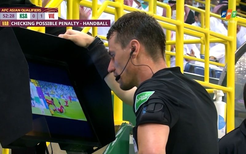 VAR và phạt đền Thay đổi tư duy tấn công trong vòng cấm